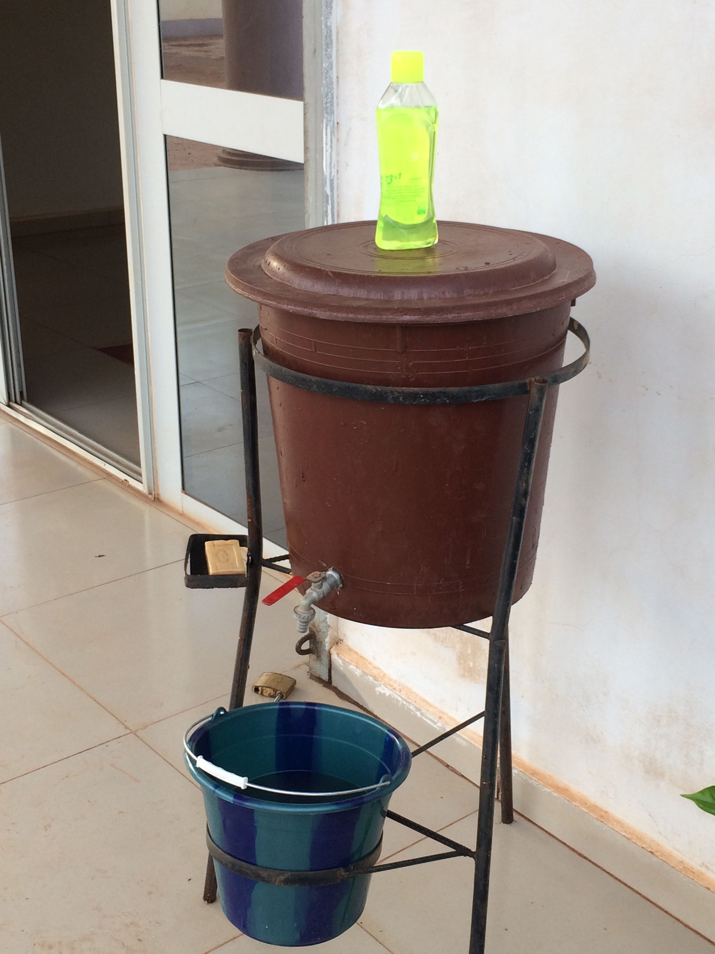 Makeshift but practical hand-washing device 