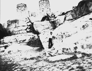 Mohammad Anwar, an old time resident of Mehrauli, posing in front of the old Phasi Ghar in Mehrauli